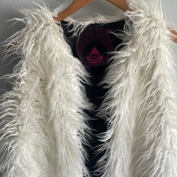 Black and White Faux Fur Vest - Picture 3 of 7